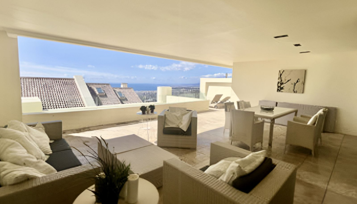 Piso de 2 Dormitorios y 2 Baños en venta en Los Monteros, Marbella