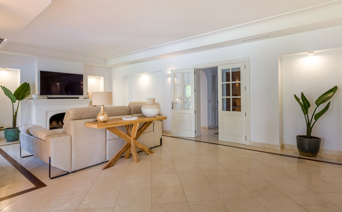 Casa de 6 Dormitorios y 6 Baños en venta en Guadalmina Baja, San Pedro de Alcántara