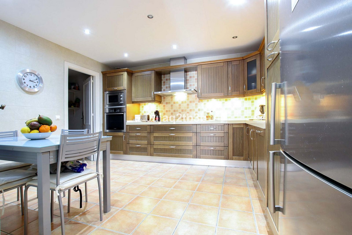Piso de 3 Dormitorios y 3 Baños en venta en Nueva Andalucía, Marbella