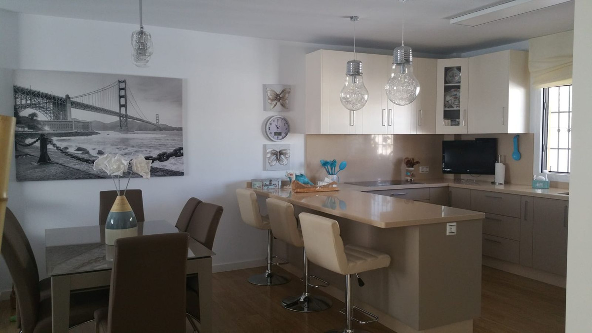 Casa Adosada de 6 Dormitorios en venta en San Pedro de Alcántara