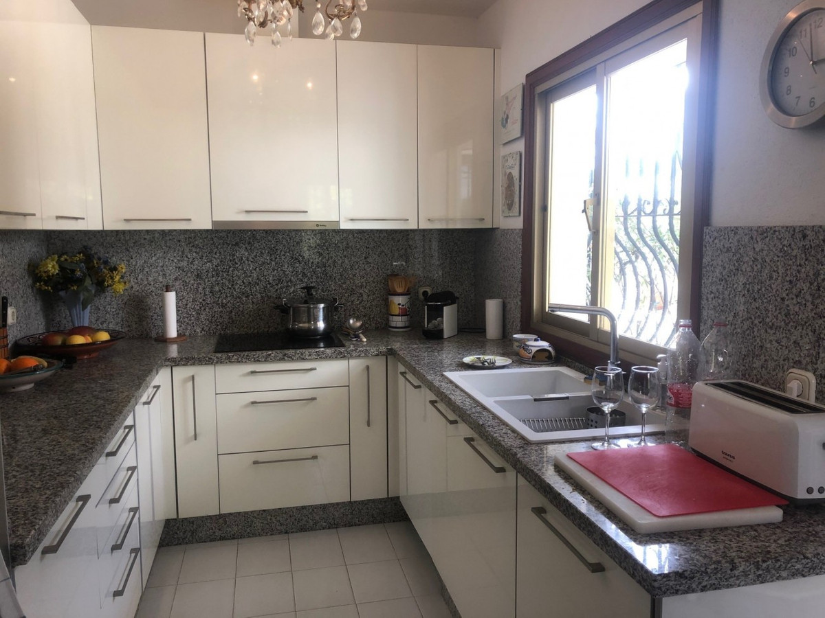 Casa de 4 Dormitorios en venta en Las Chapas, Marbella