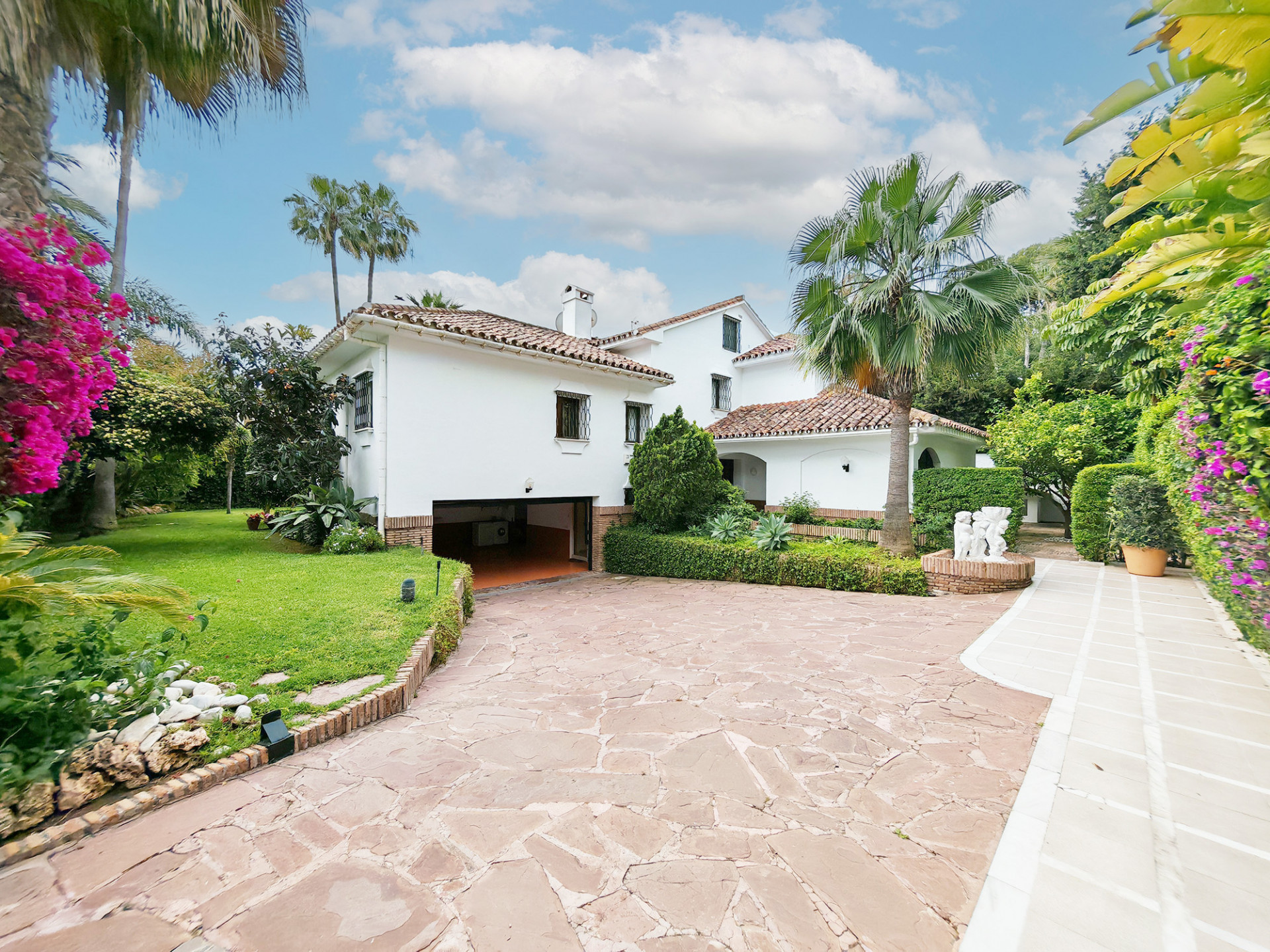 Casa de 5 Dormitorios y 5 Baños en venta en Los Monteros, Marbella