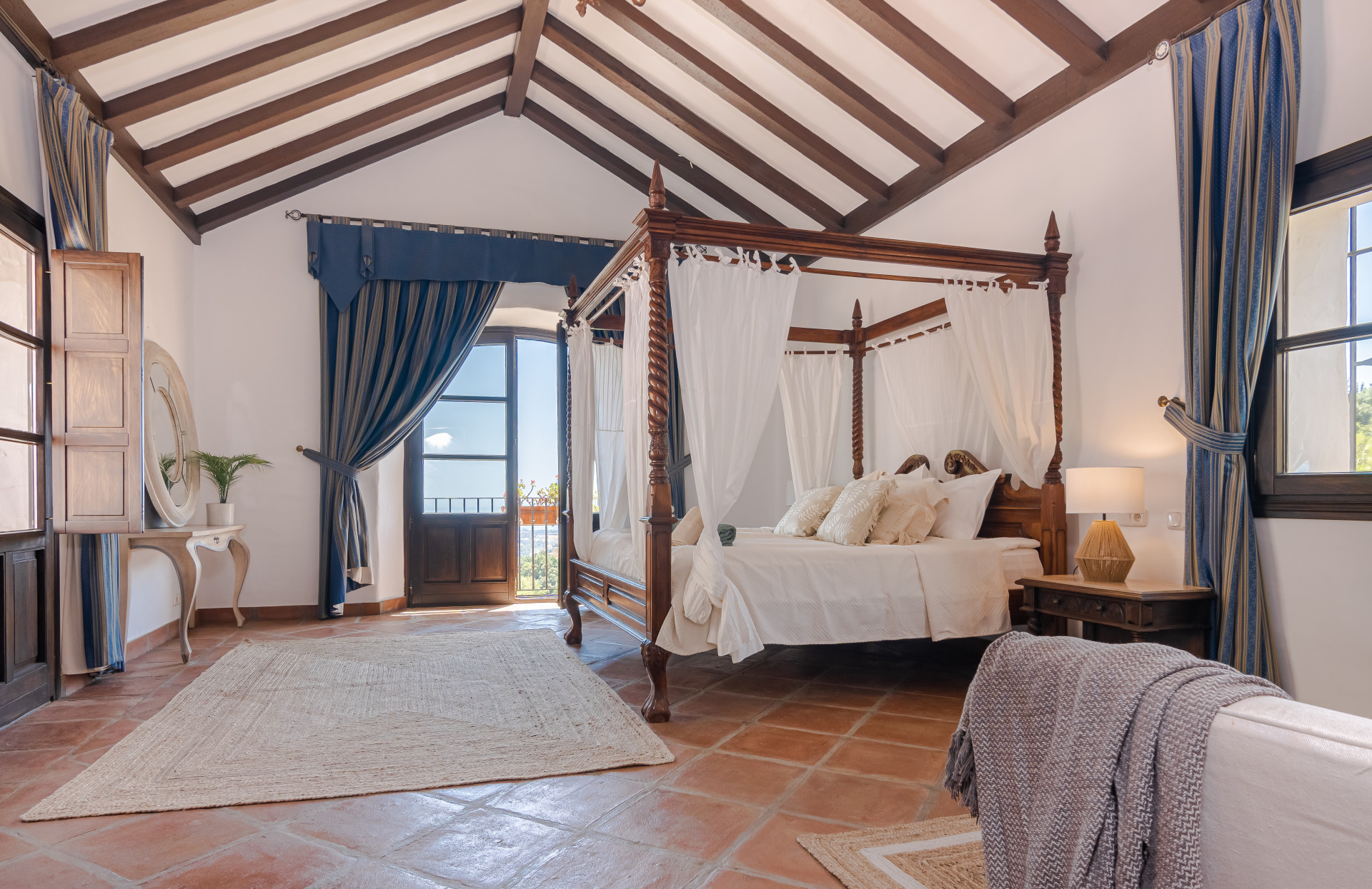 Casa de 7 Dormitorios y 7 Baños en venta en El Madroñal, Benahavís