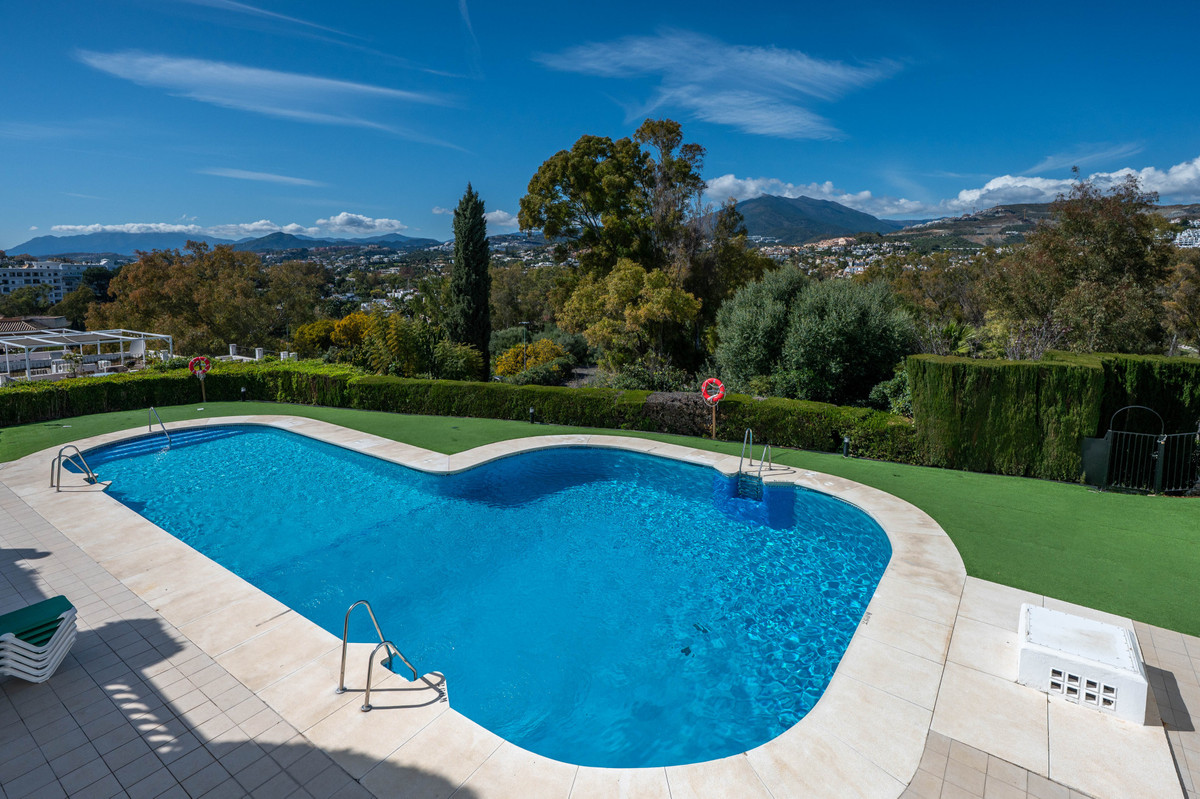 Casa Adosada de 3 Dormitorios y 2 Baños en venta en Nueva Andalucía, Marbella
