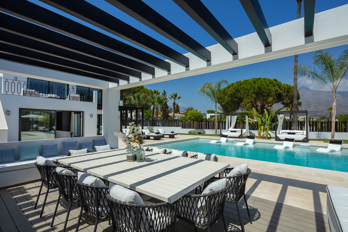 Casa de 5 Dormitorios y 5 Baños en venta en Nueva Andalucía, Marbella