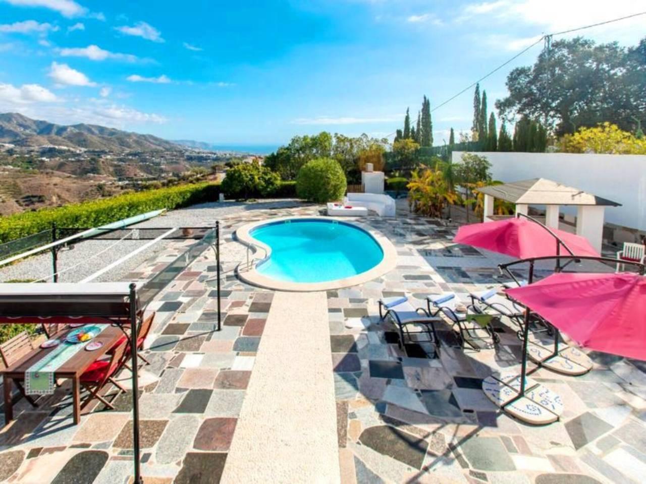Casa Adosada de 5 Dormitorios y 4 Baños en venta en Torrox Costa