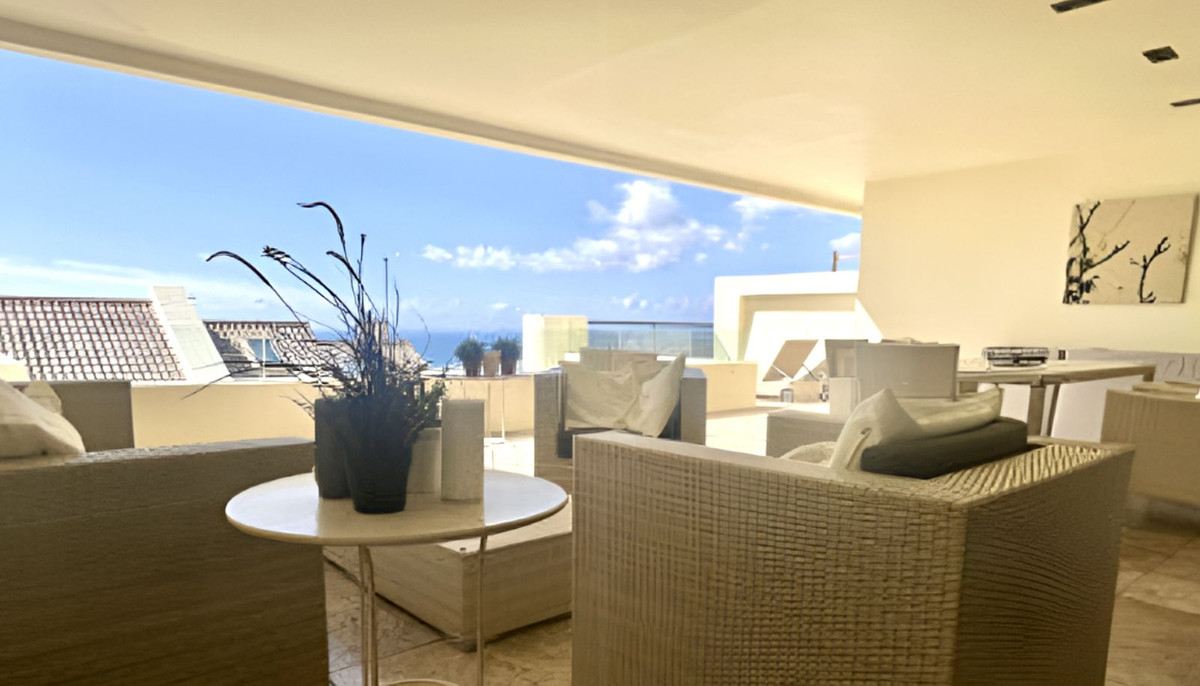 Piso de 2 Dormitorios y 2 Baños en venta en Los Monteros, Marbella