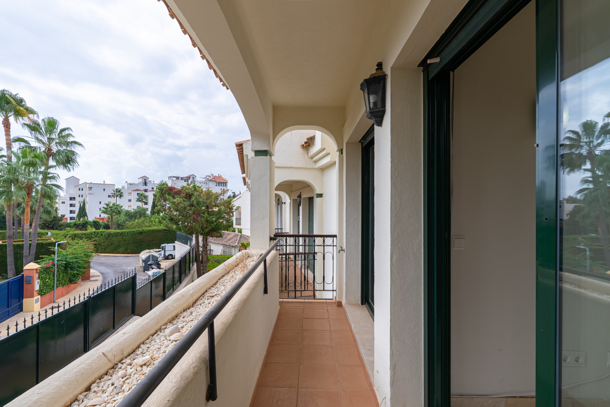 Casa Adosada de 4 Dormitorios y 4 Baños en venta en Estepona