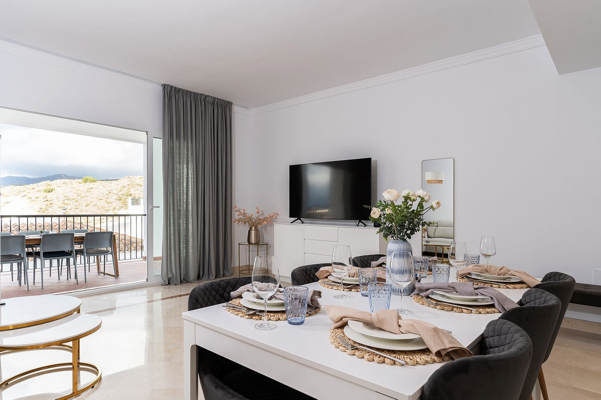 Piso de 3 Dormitorios y 2 Baños en venta en El Paraíso, Estepona