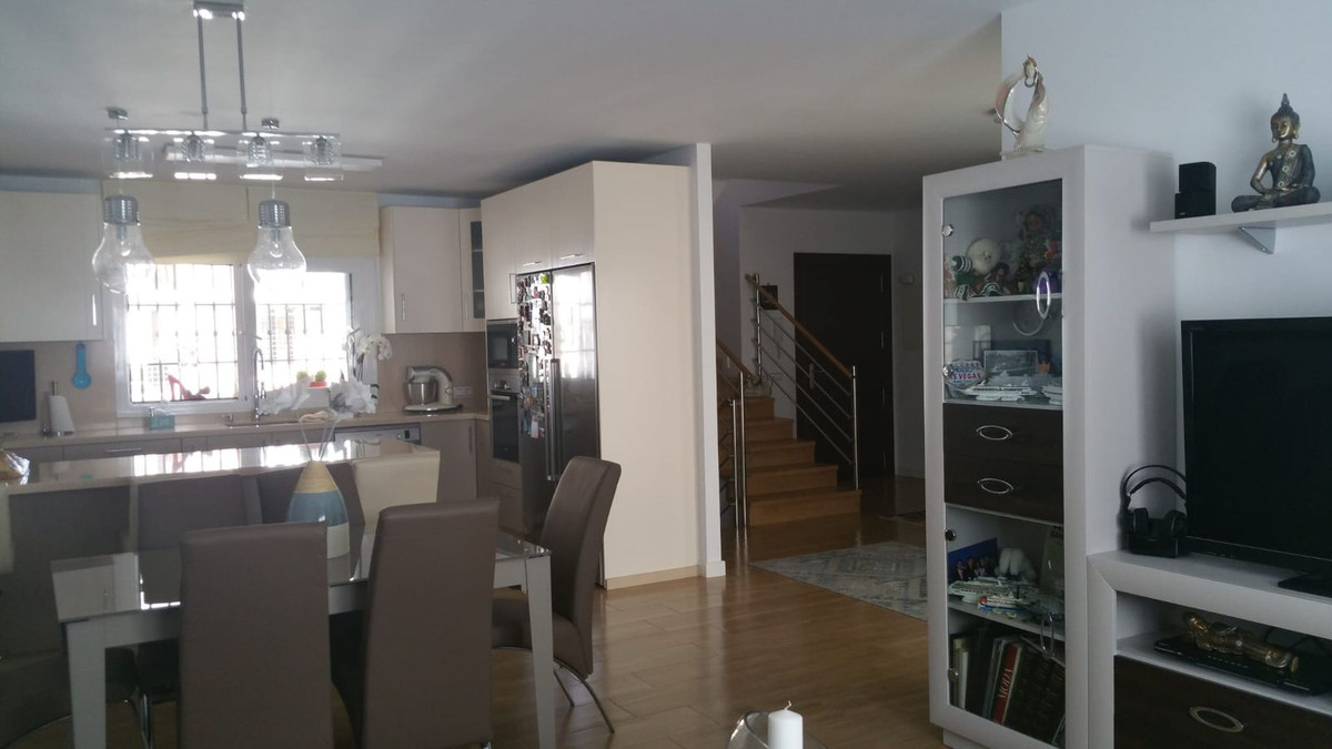 Casa Adosada de 6 Dormitorios en venta en San Pedro de Alcántara