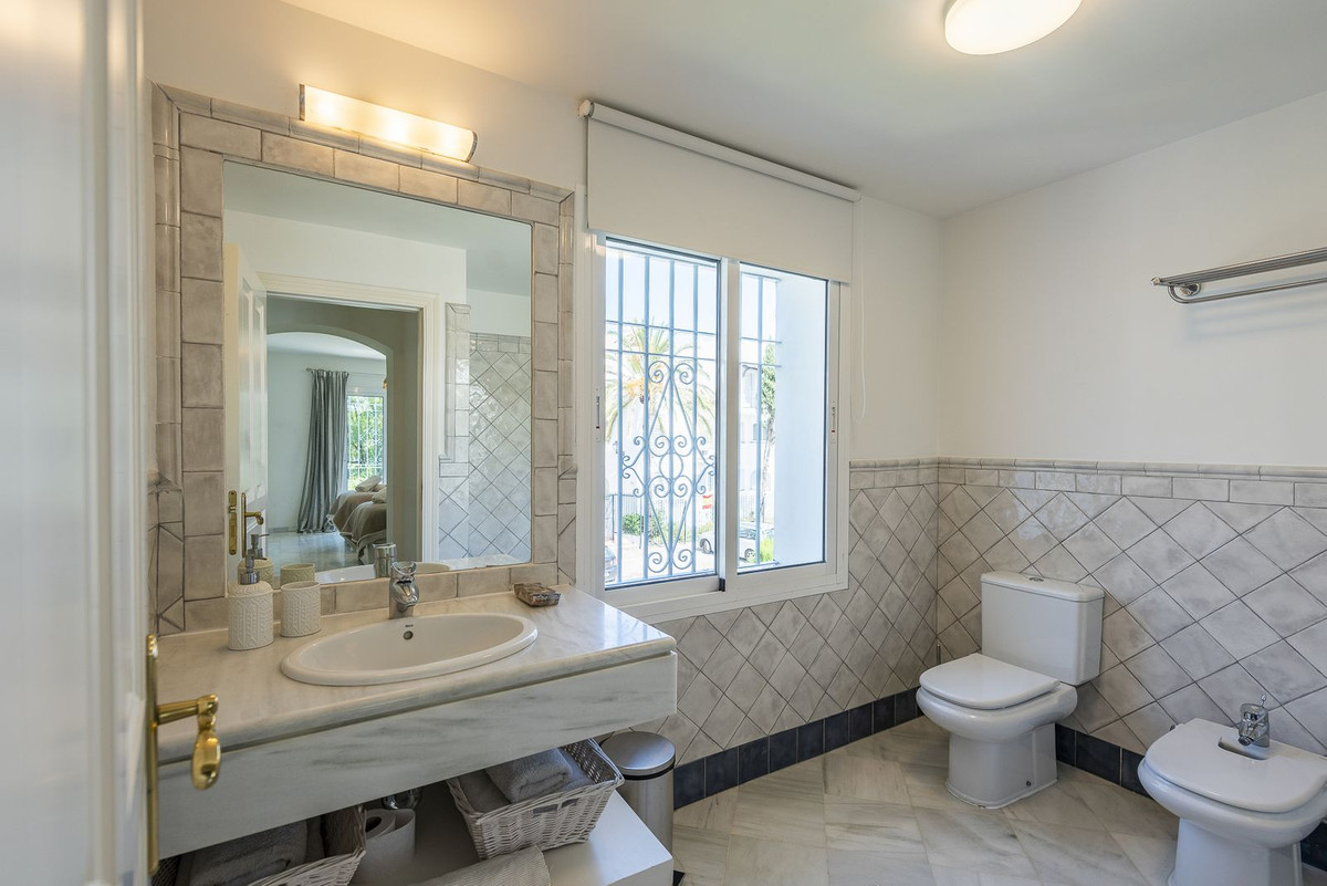 Casa de 4 Dormitorios y 4 Baños en alquiler en Guadalmina Baja, San Pedro de Alcántara