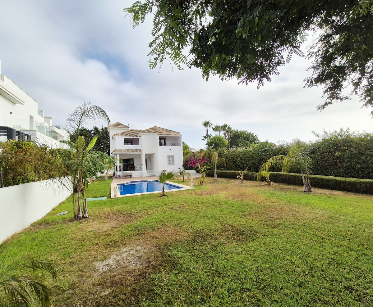 Casa de 4 Dormitorios y 4 Baños en venta en Guadalmina Baja, San Pedro de Alcántara
