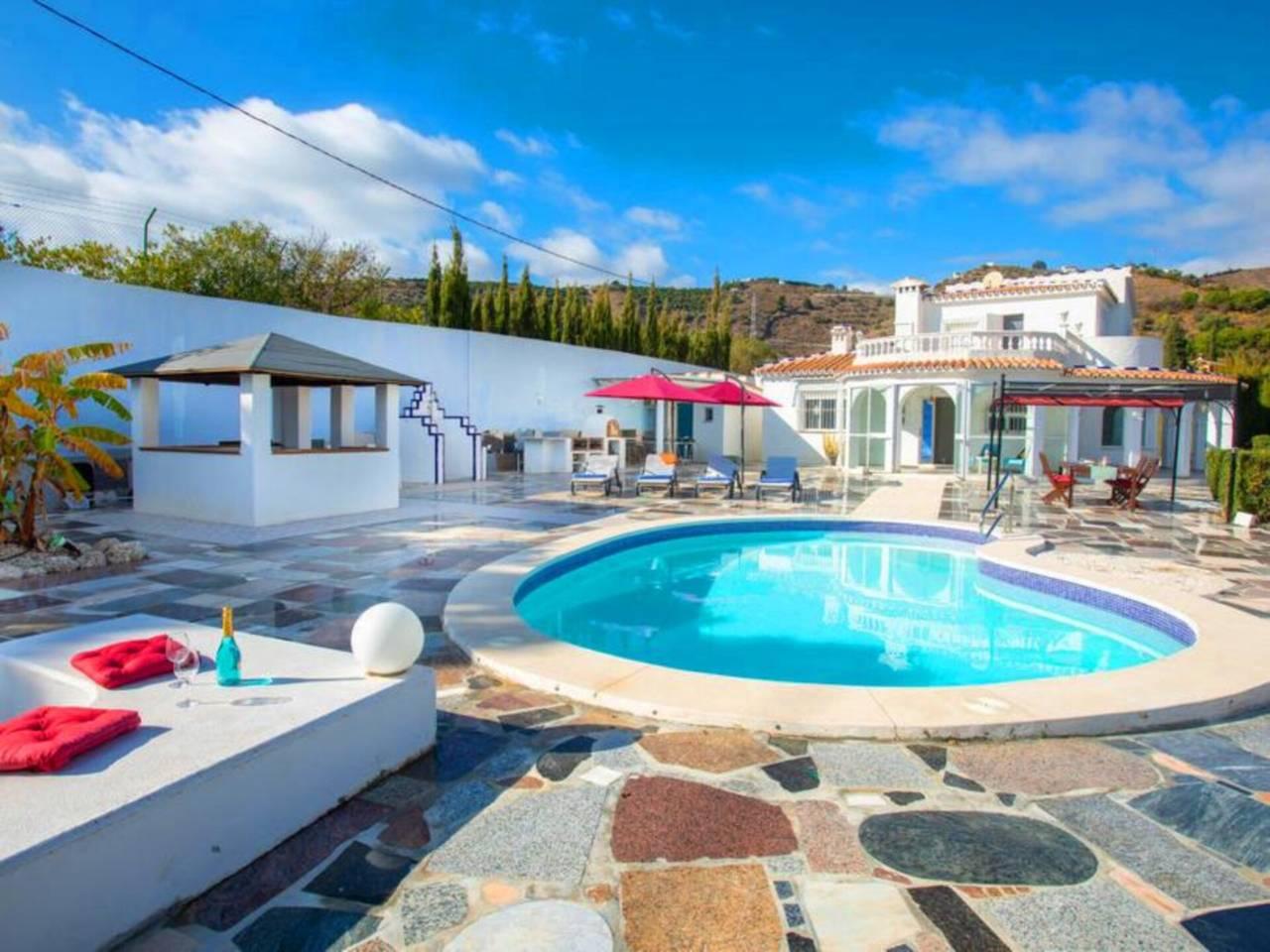 Casa Adosada de 5 Dormitorios y 4 Baños en venta en Torrox Costa