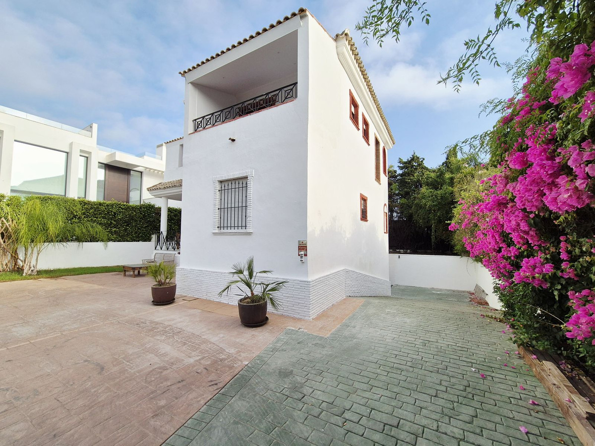 Casa de 4 Dormitorios y 4 Baños en venta en Guadalmina Baja, San Pedro de Alcántara