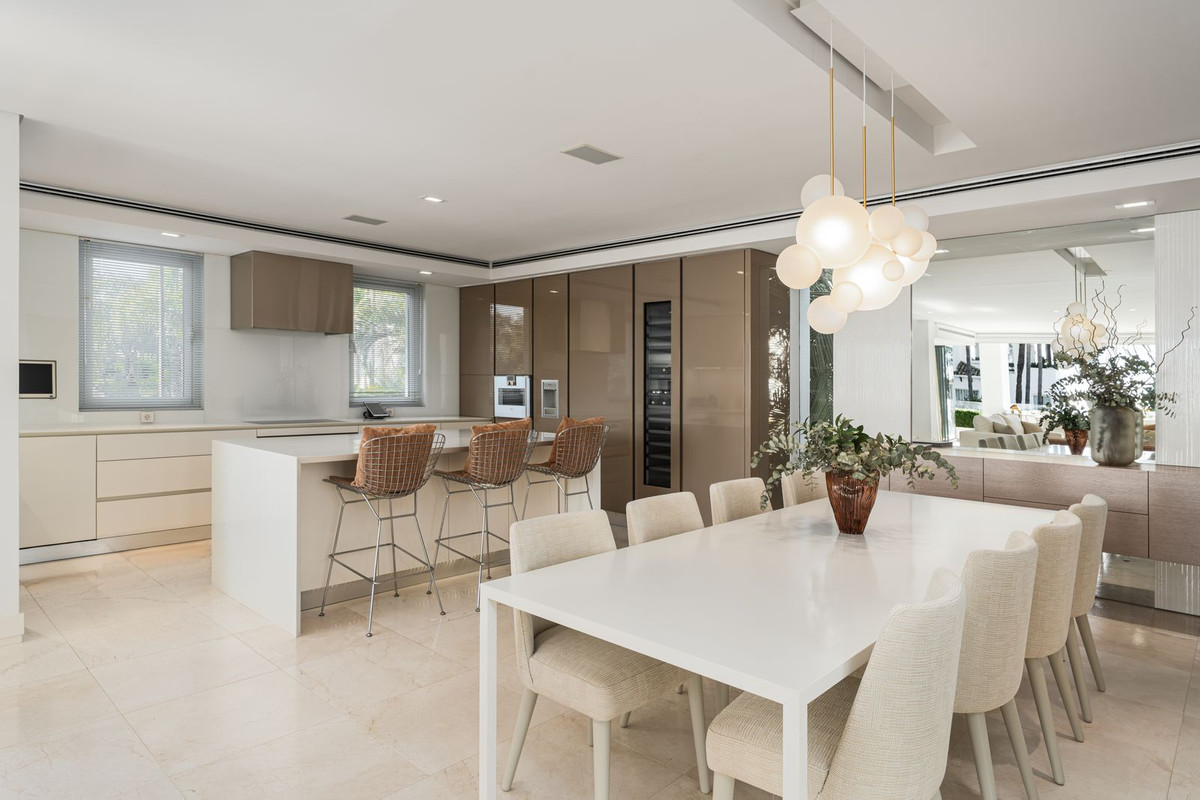Casa de 4 Dormitorios y 4 Baños en venta en Milla de Oro, Marbella