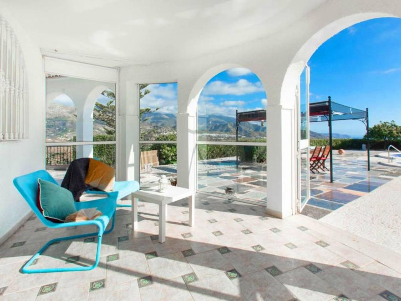 Casa Adosada de 5 Dormitorios y 4 Baños en venta en Torrox Costa