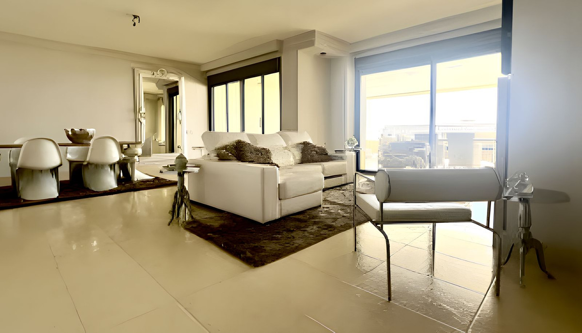 Piso de 2 Dormitorios y 2 Baños en venta en Los Monteros, Marbella