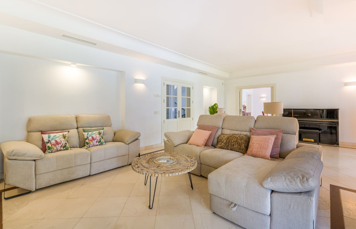 Casa de 6 Dormitorios y 6 Baños en venta en Guadalmina Baja, San Pedro de Alcántara