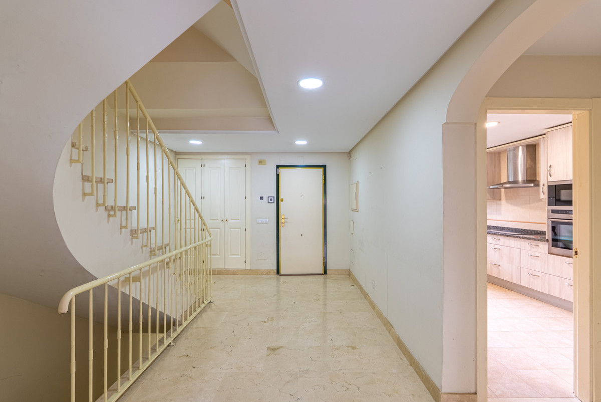 Casa Adosada de 4 Dormitorios y 4 Baños en venta en Estepona