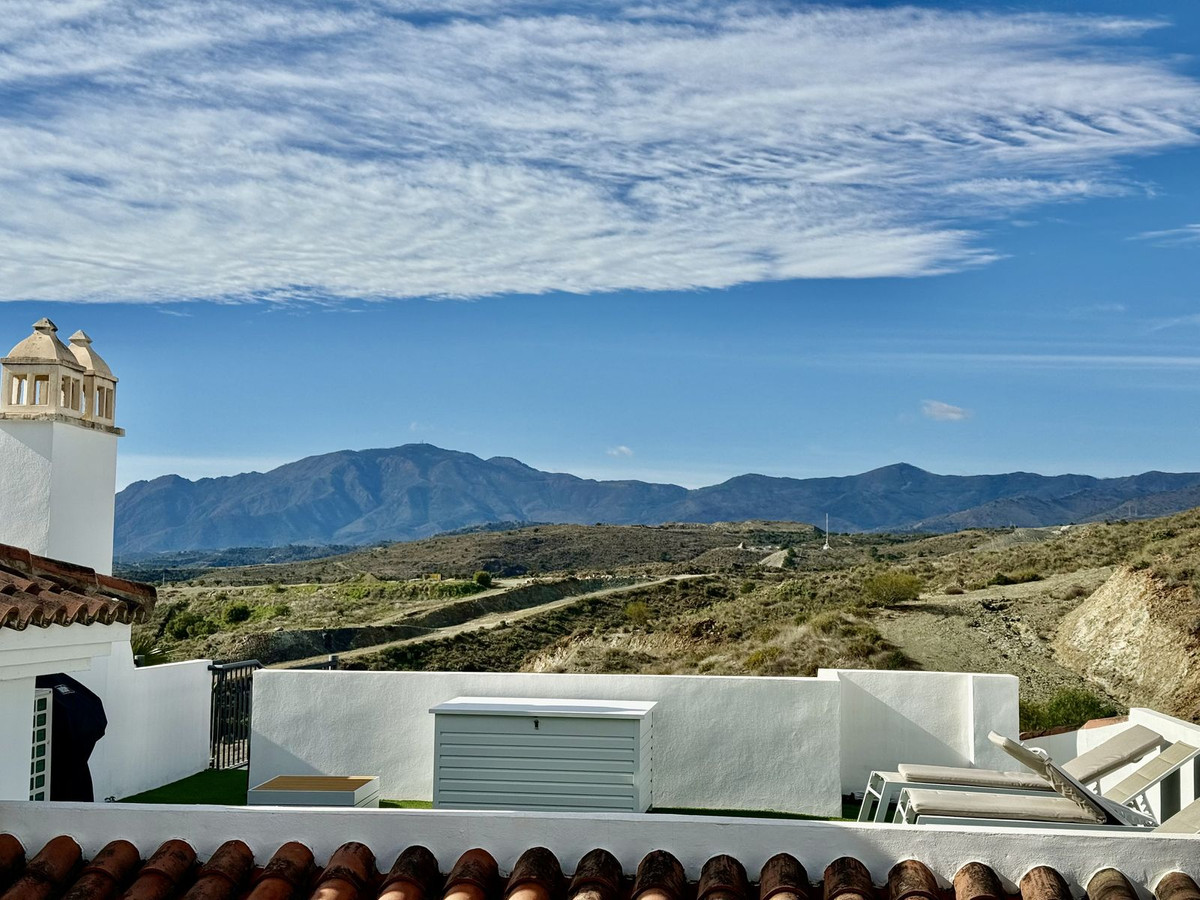 Piso de 3 Dormitorios y 2 Baños en venta en El Paraíso, Estepona