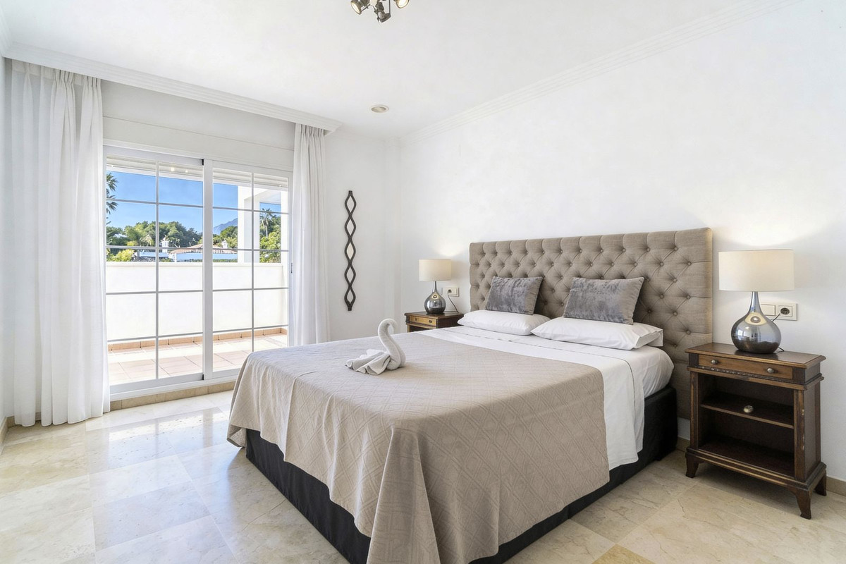 Piso de 3 Dormitorios y 2 Baños en venta en Río Real, Marbella