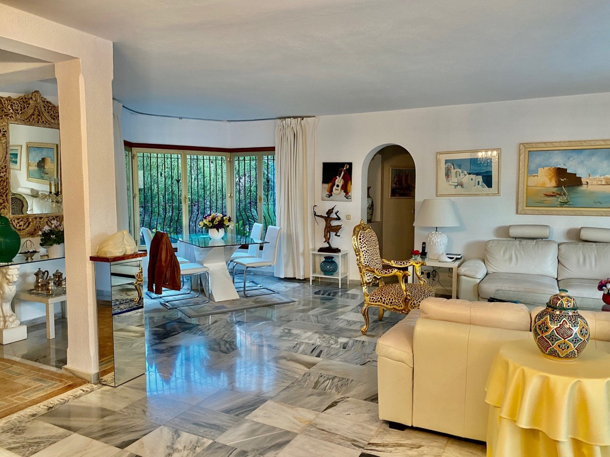 Casa de 4 Dormitorios en venta en Las Chapas, Marbella