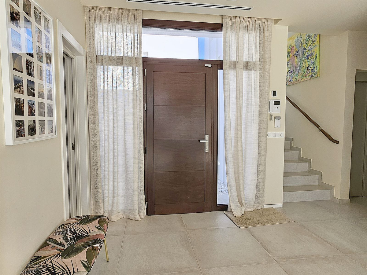 Casa de 5 Dormitorios y 5 Baños en venta en Riviera del Sol, Mijas