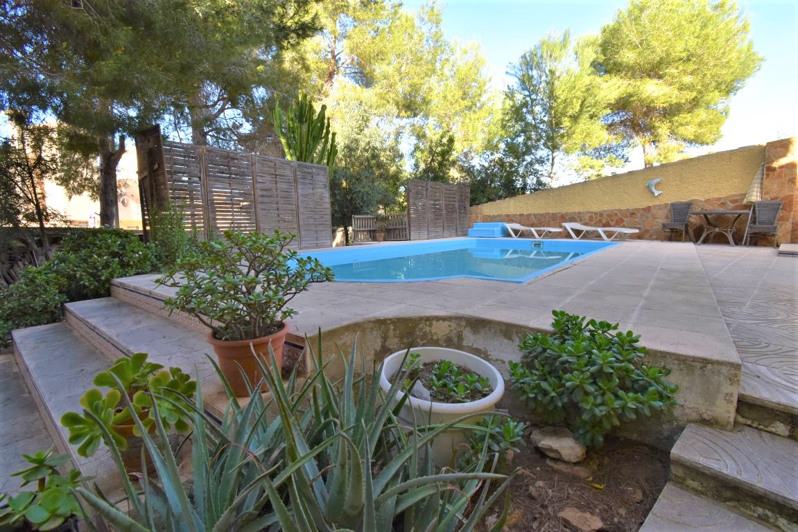 Casa de 6 Dormitorios y 3 Baños en venta en Orihuela Costa
