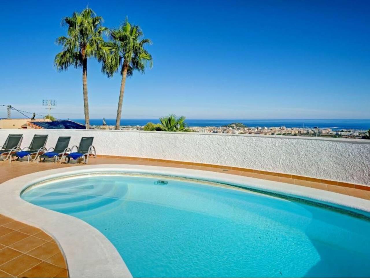 Casa Adosada de 3 Dormitorios y 2 Baños en venta en Dénia Centro Urbano