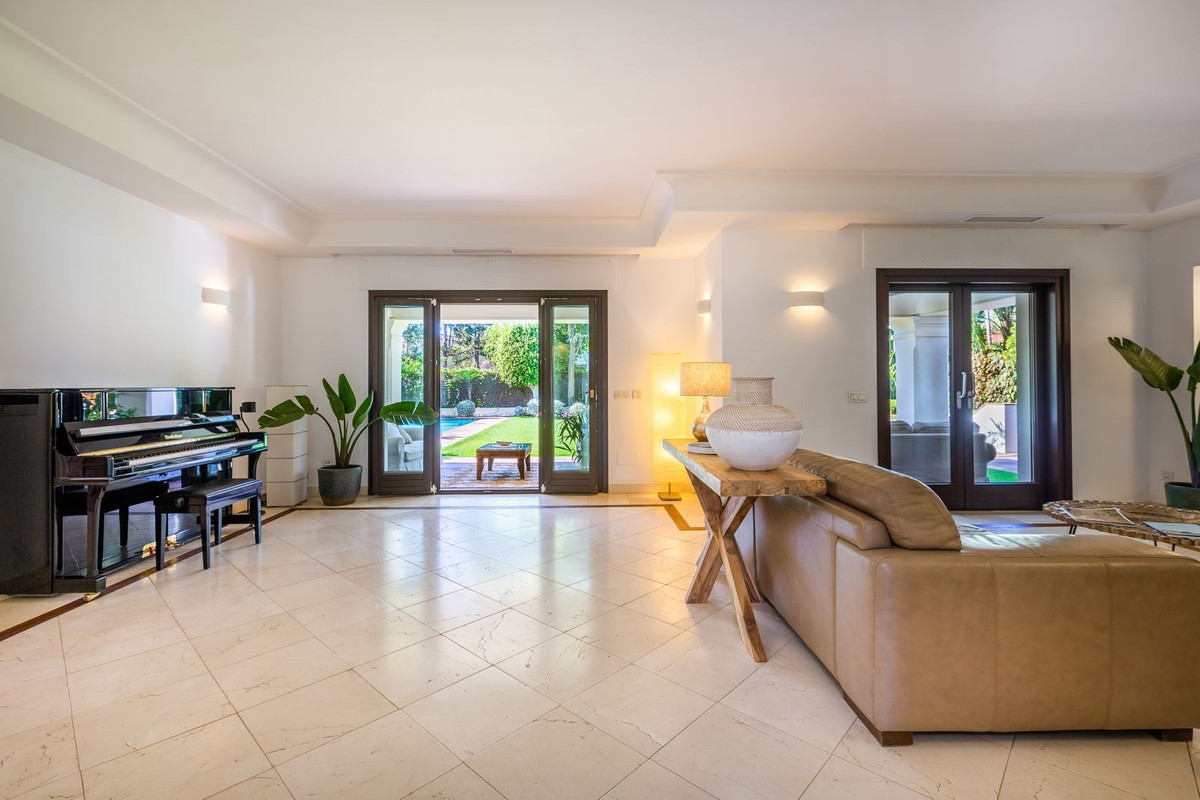 Casa de 6 Dormitorios y 6 Baños en venta en Guadalmina Baja, San Pedro de Alcántara