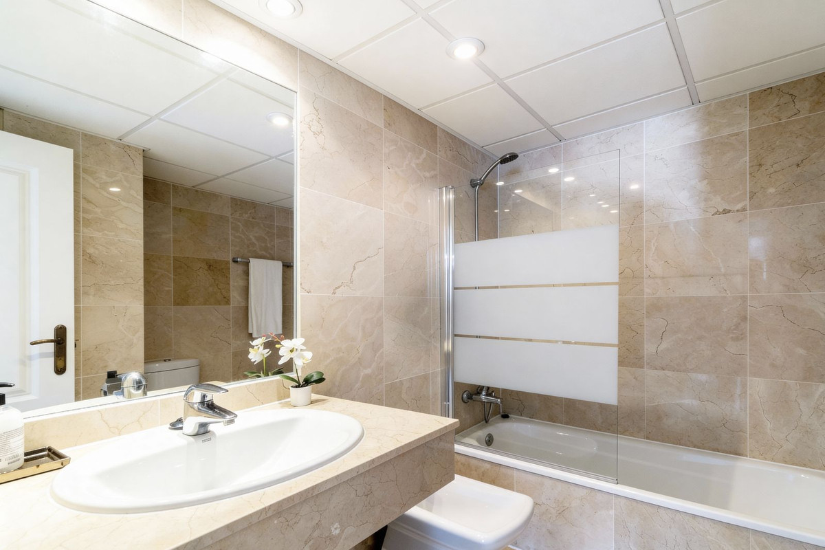Piso de 3 Dormitorios y 2 Baños en venta en Río Real, Marbella