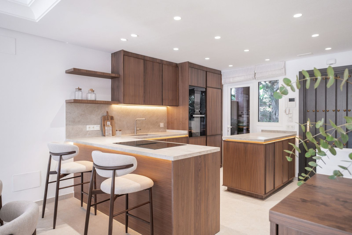 Casa de 4 Dormitorios y 4 Baños en alquiler vacacional en Milla de Oro, Marbella