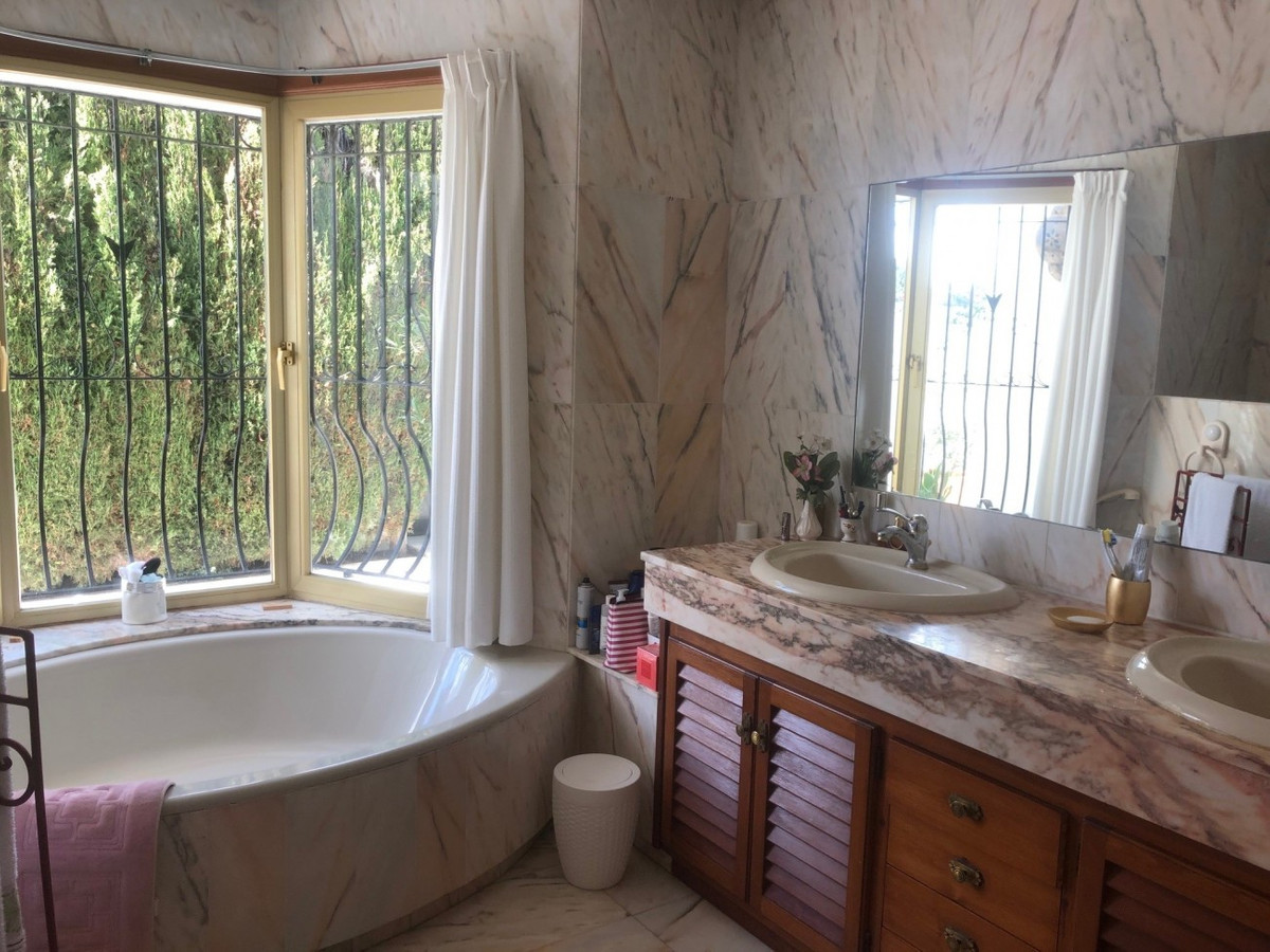 Casa de 4 Dormitorios en venta en Las Chapas, Marbella