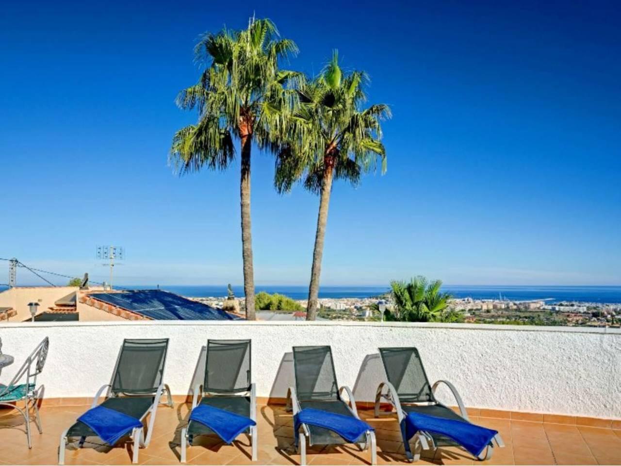 Casa Adosada de 3 Dormitorios y 2 Baños en venta en Dénia Centro Urbano