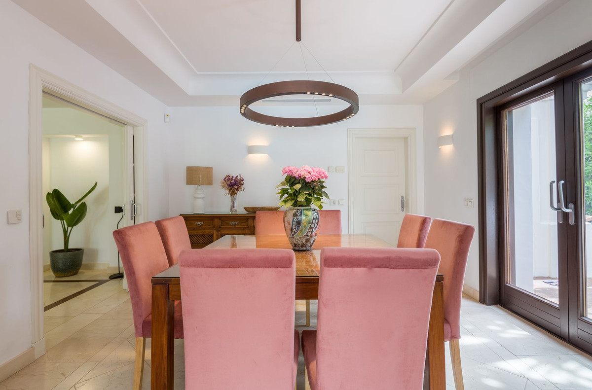 Casa de 6 Dormitorios y 6 Baños en venta en Guadalmina Baja, San Pedro de Alcántara