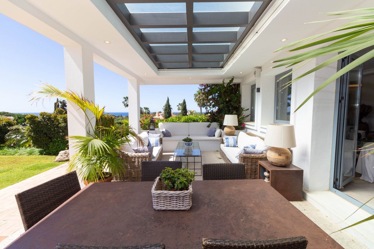Casa de 6 Dormitorios en venta en Cabopino, Marbella