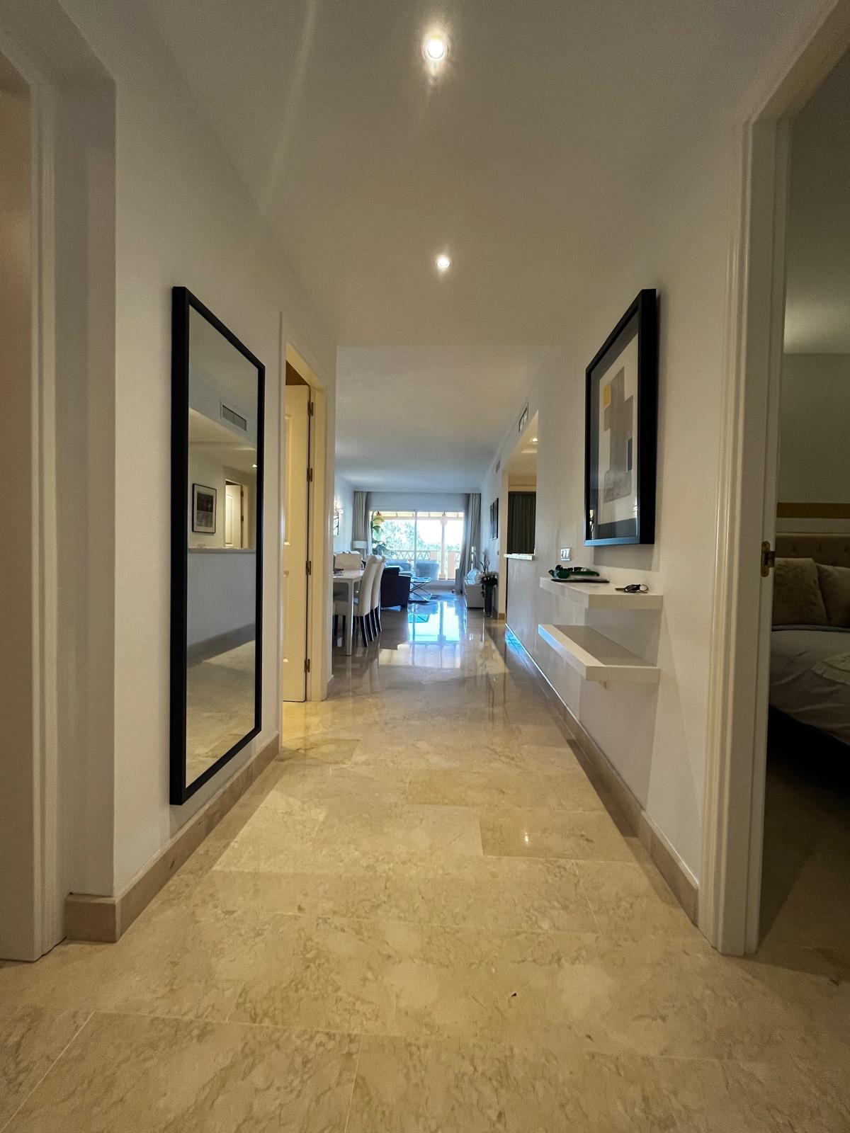Piso de 2 Dormitorios en venta en Elviria, Marbella