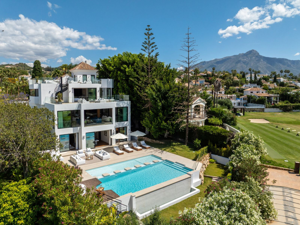 Casa de 6 Dormitorios y 10 Baños en venta en Nueva Andalucía, Marbella