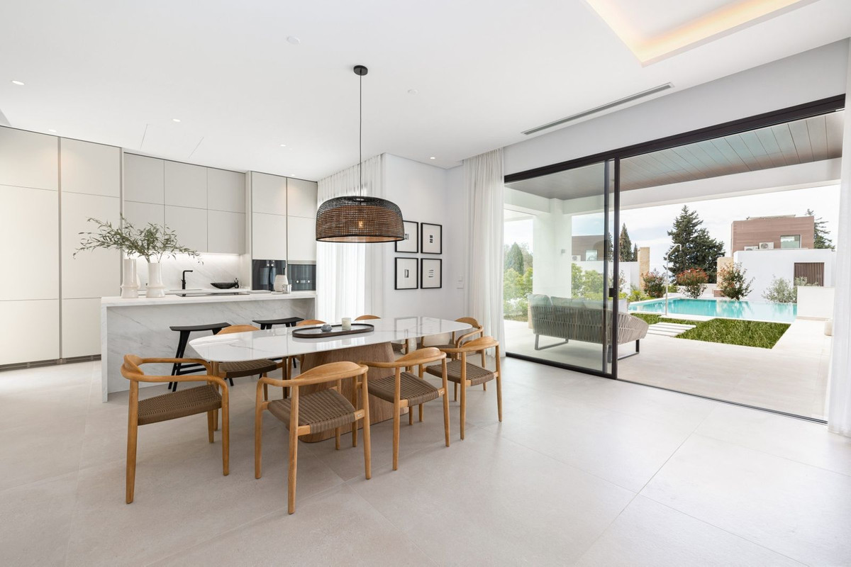 Casa de 4 Dormitorios y 5 Baños en venta en Milla de Oro, Marbella