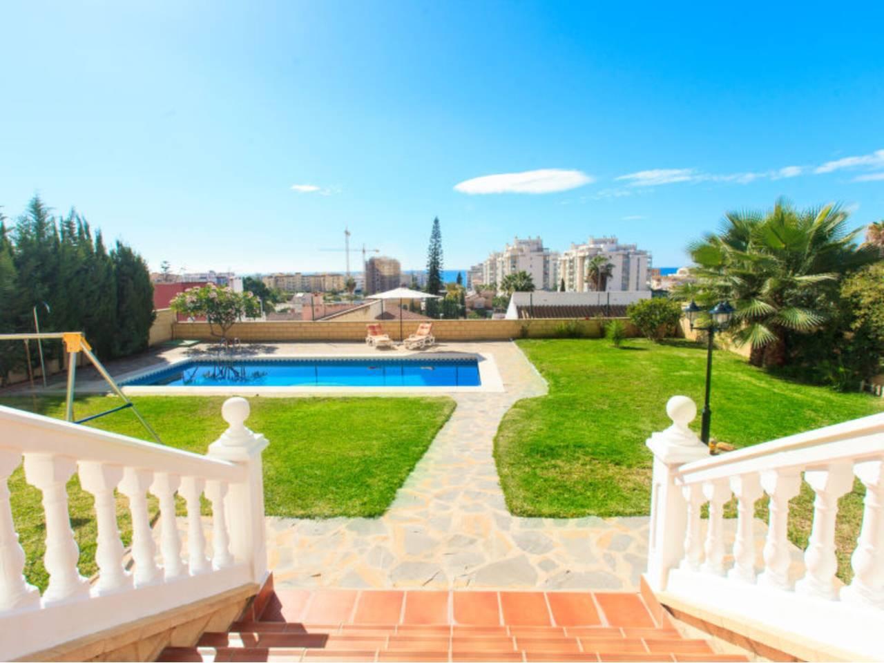 Casa Adosada de 5 Dormitorios en venta en Rincón de la Victoria