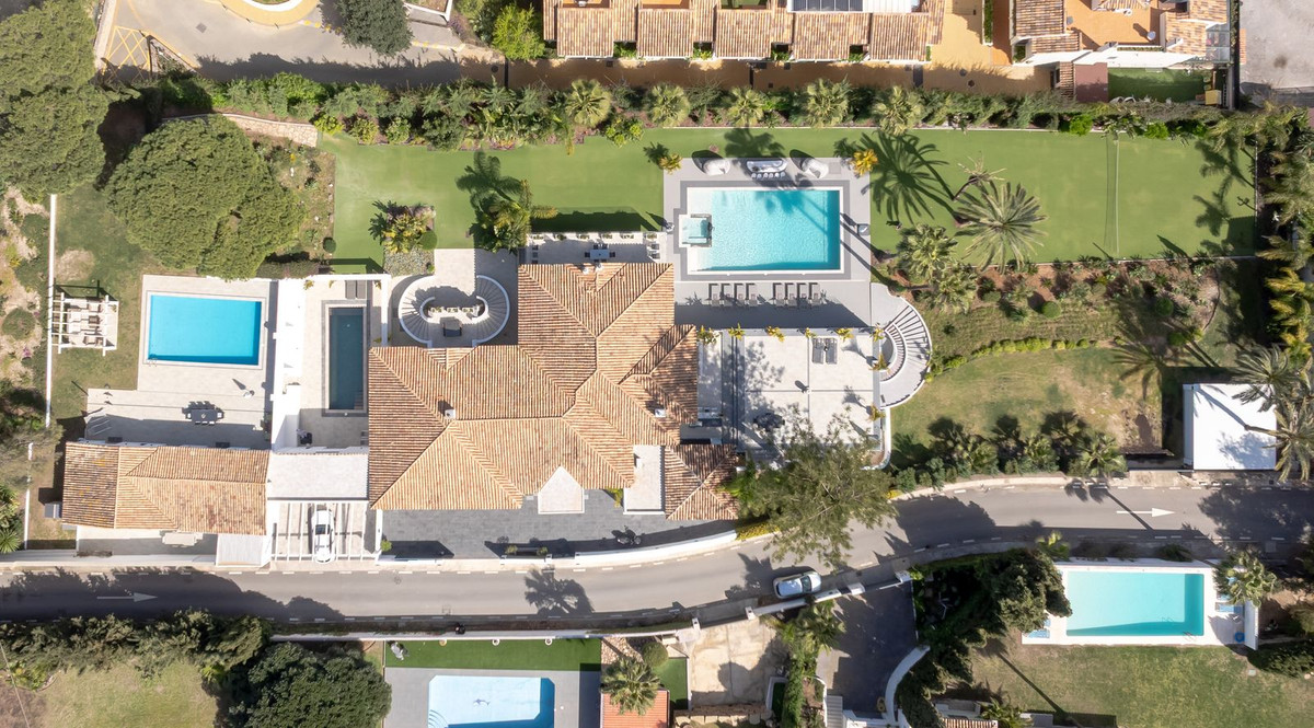 Casa de 6 Dormitorios en venta en Atalaya, Estepona