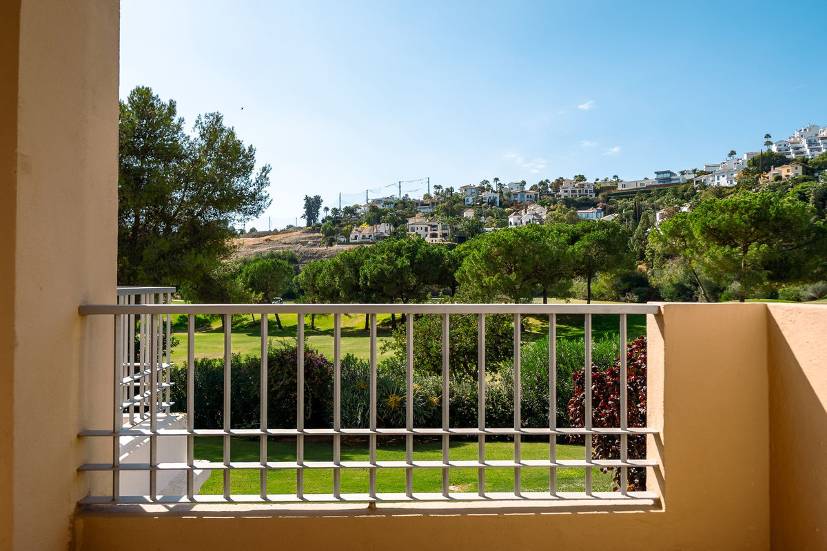 Piso de 3 Dormitorios en venta en Los Arqueros, Benahavís