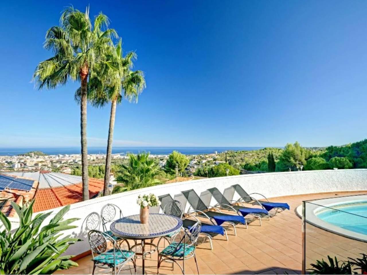 Casa Adosada de 3 Dormitorios y 2 Baños en venta en Dénia Centro Urbano