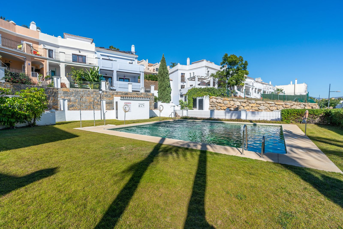Casa Adosada de 4 Dormitorios y 3 Baños en venta en El Paraíso, Estepona