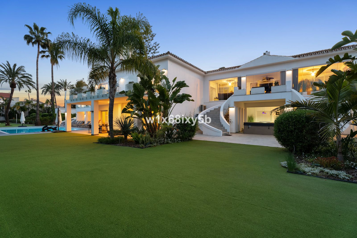 10 спални, 10 бани - Вила за продажба в Atalaya, Estepona