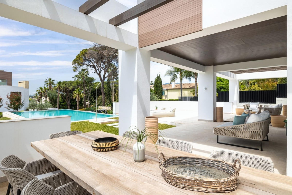 Casa de 4 Dormitorios y 5 Baños en venta en Milla de Oro, Marbella