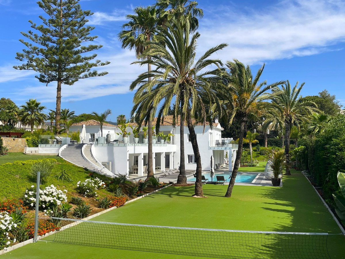 Casa de 6 Dormitorios en venta en Atalaya, Estepona