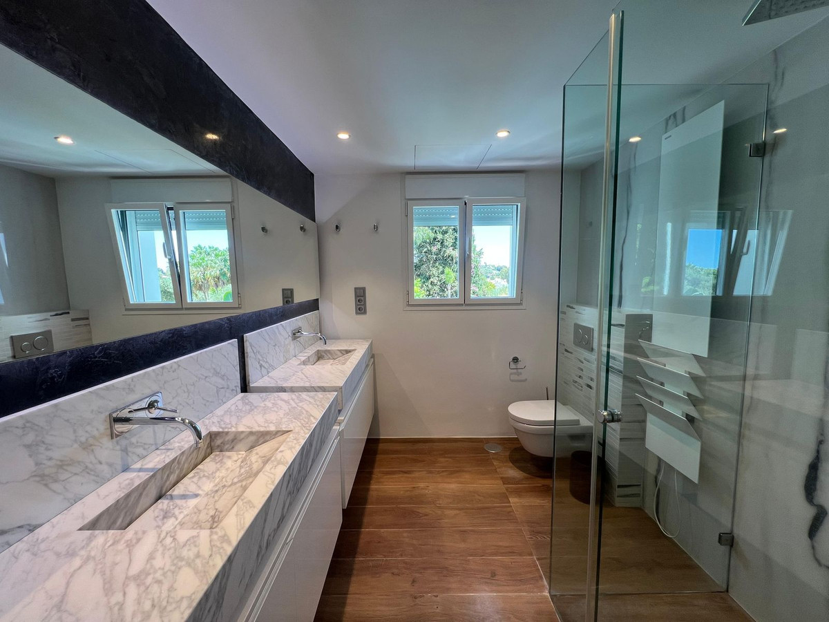 Casa Adosada de 5 Dormitorios en venta en Nueva Andalucía, Marbella
