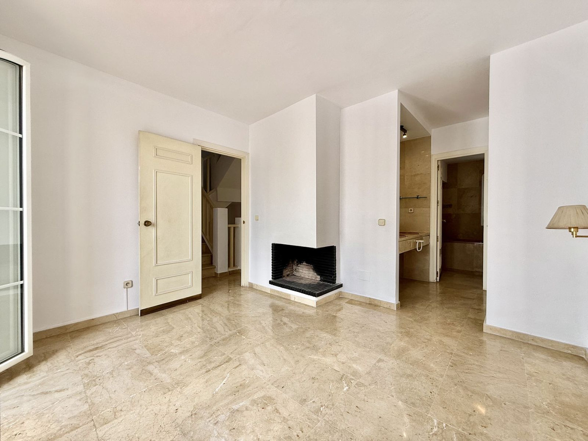 Casa Adosada de 3 Dormitorios en venta en Nueva Andalucía, Marbella