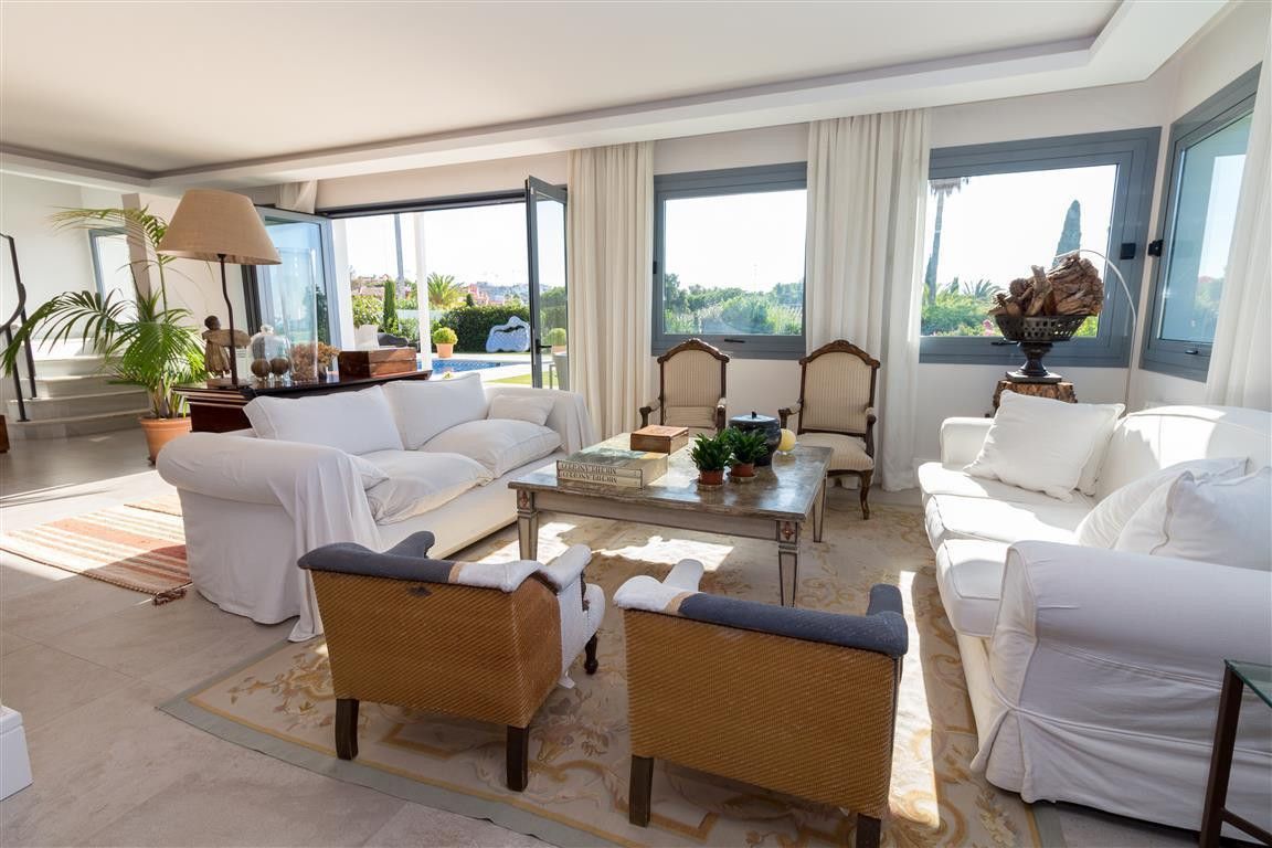 Casa de 6 Dormitorios en venta en Cabopino, Marbella